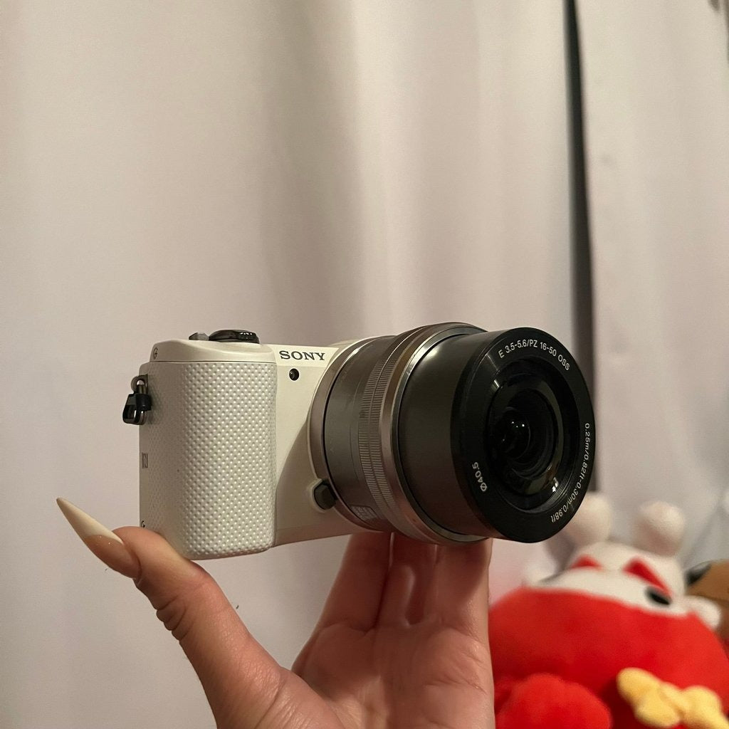 Used πβΛπ Sony Alpha a5000 Mirrorless Digital Camera (White) with Kit Lens π₯ππ·